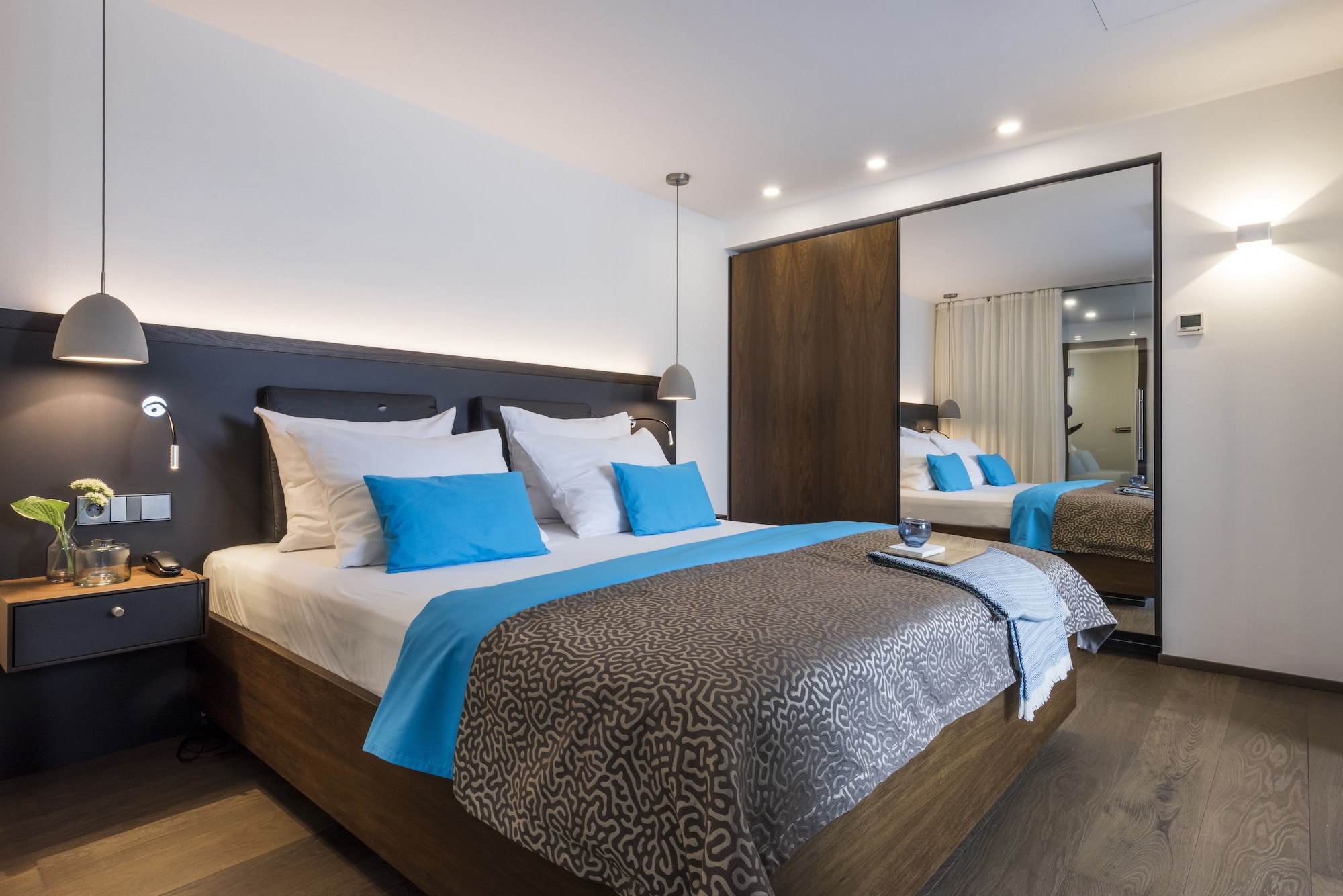 Suite, Double Bed, Partial Lake View