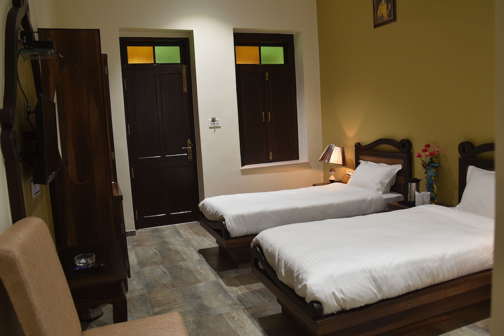 ROOM, TWIN BEDS