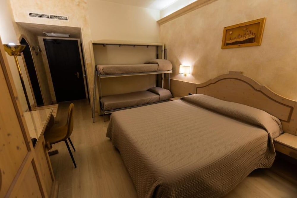 Hotel Gialletti 6/48