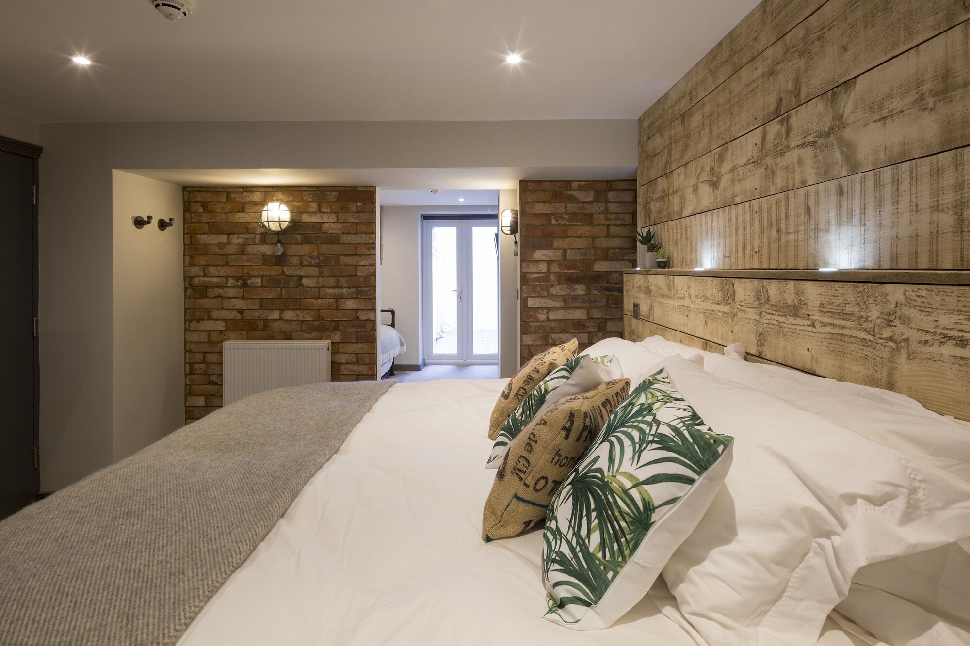 suite, courtyard view, One Broad Street 4/7
