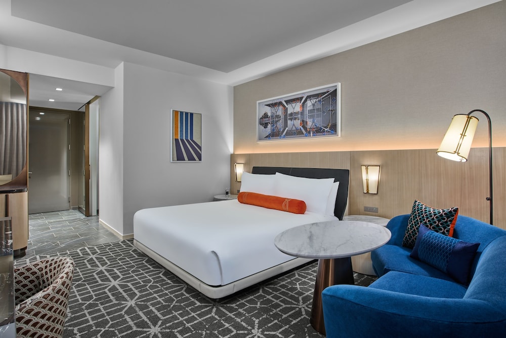 DELUXE, KING BED