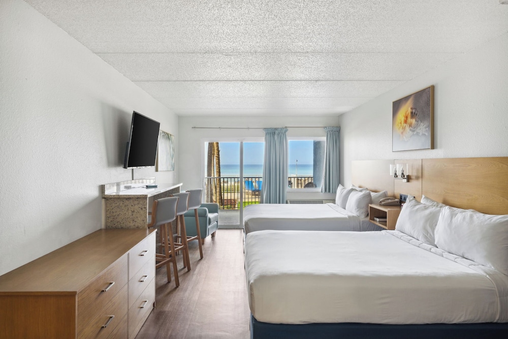 Classic, 2 Queen Beds, Beach Front, Kitchen