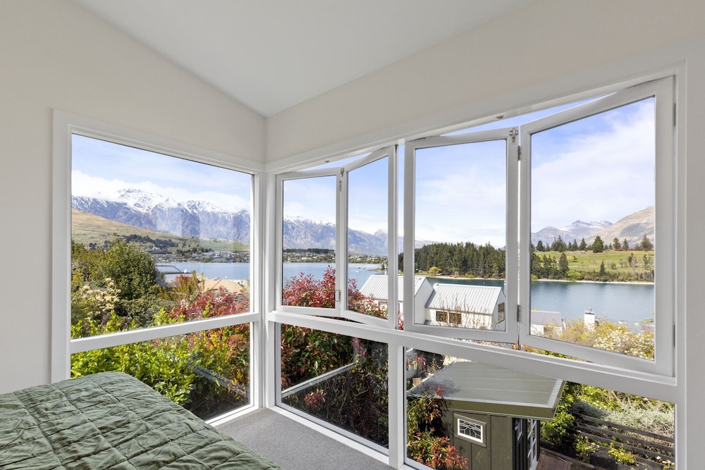 Stay of Queenstown 9/60