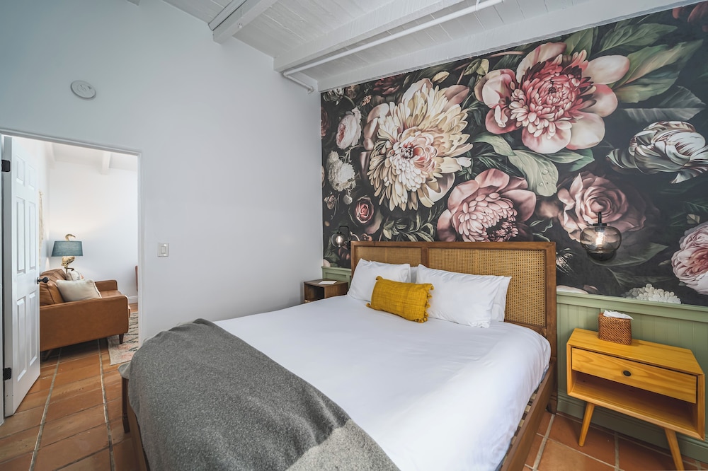 SIGNATURE, SUITE, QUEEN BED