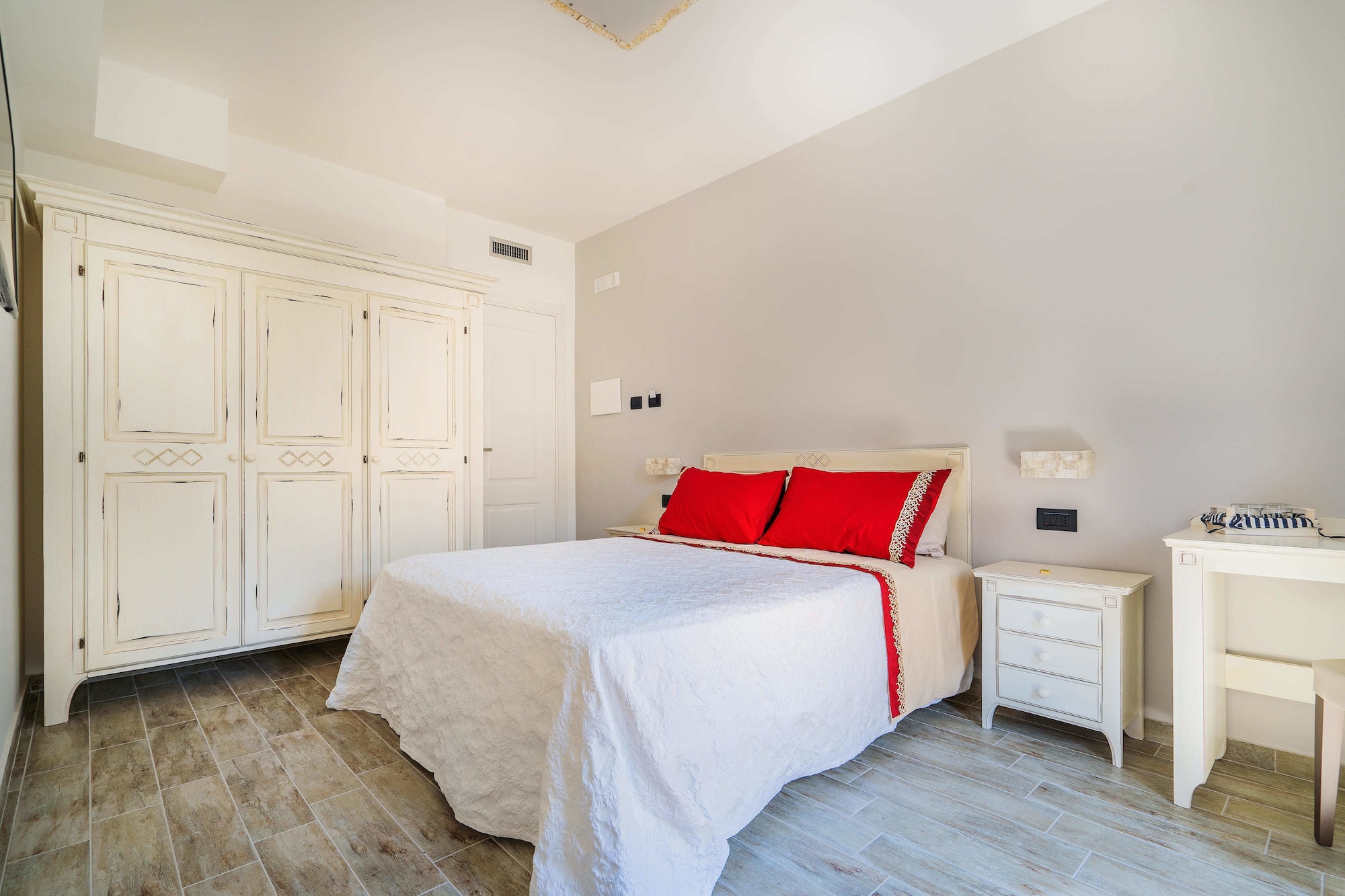 DELUXE, KING BED