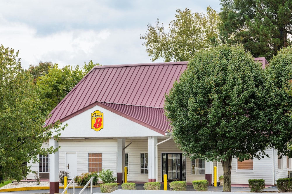 Super 8 by Wyndham Atlanta Northeast GA image