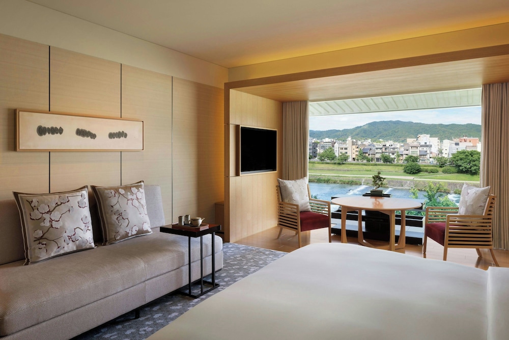 غرفة غراند بسرير كينج مع أريكة، The Ritz Carlton Kyoto 2/4