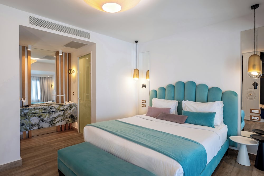 SUITE, KING BED, SEA VIEW, PLUNGE POOL