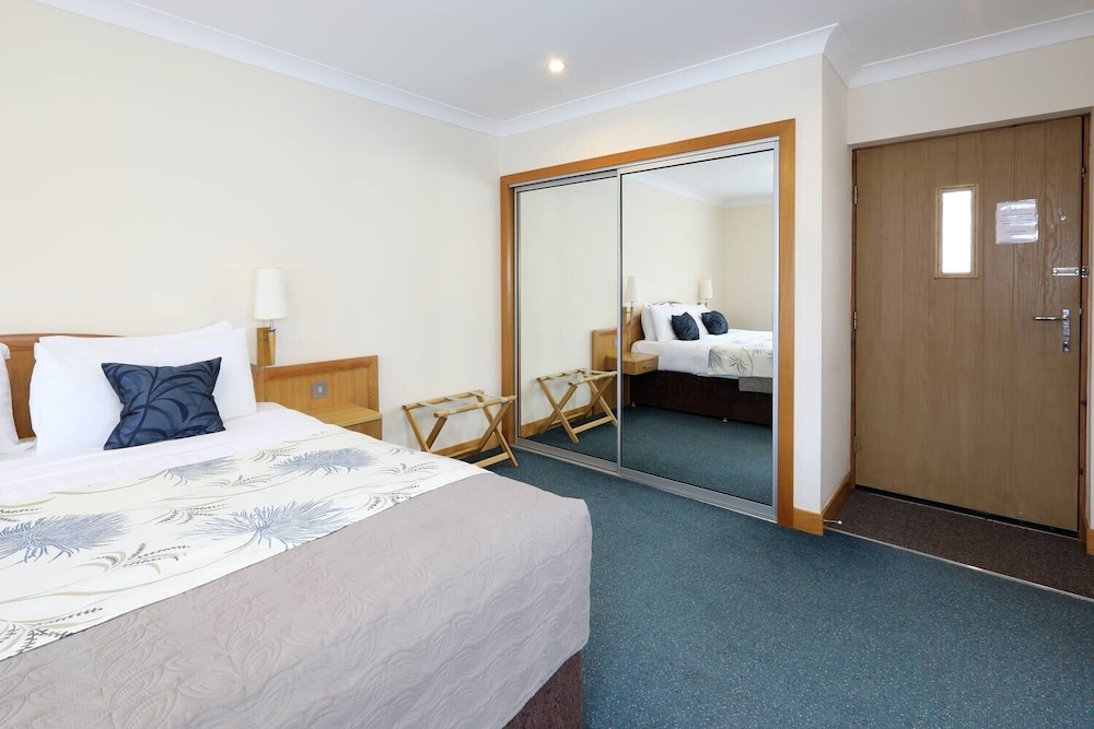 Woodland Bay Hotel 4/50