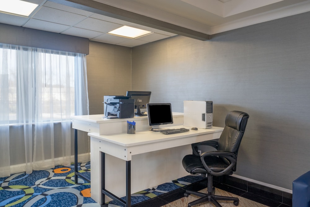 Holiday Inn Express Hotel Suites Easton 57/63