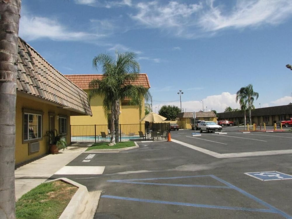 Rodeo Lodge (ex Americas Best Value Inn and Suites-Clovis/Fresno) 3/59