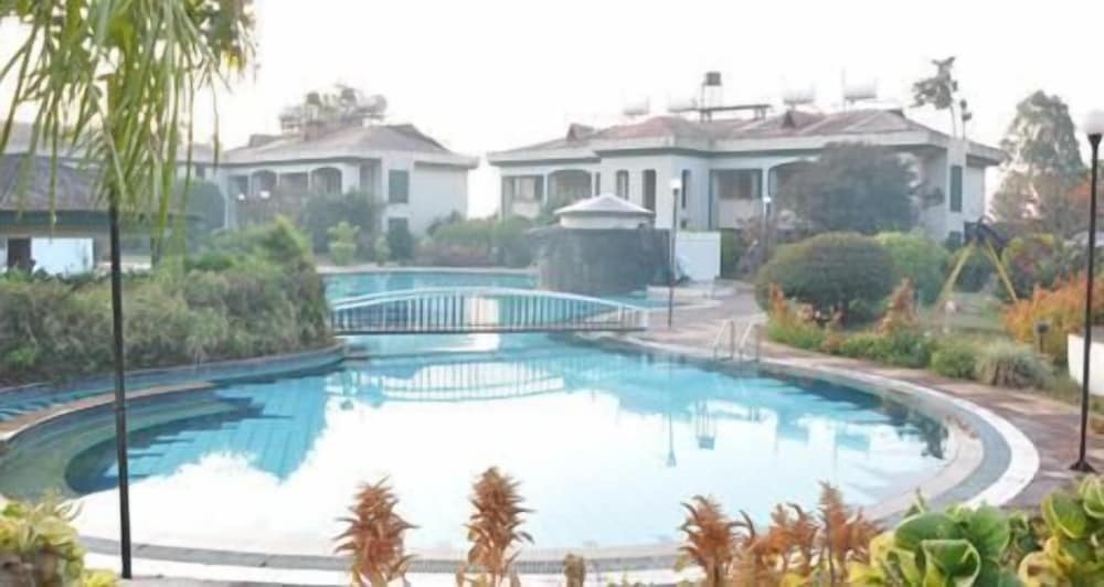 BLUE COUNTRY RESORT 4/33