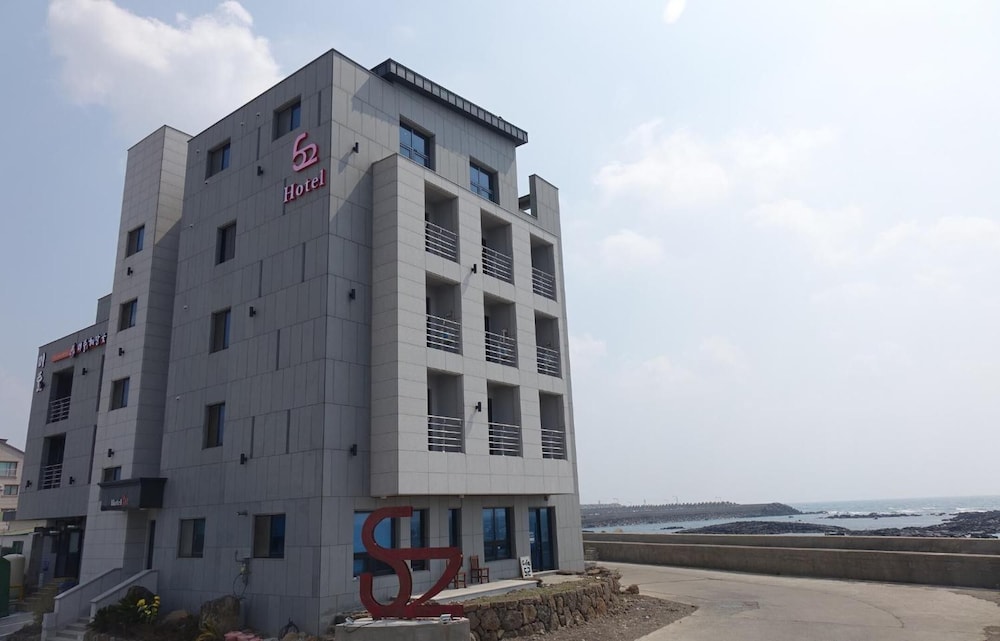 Hotel 52 5/57