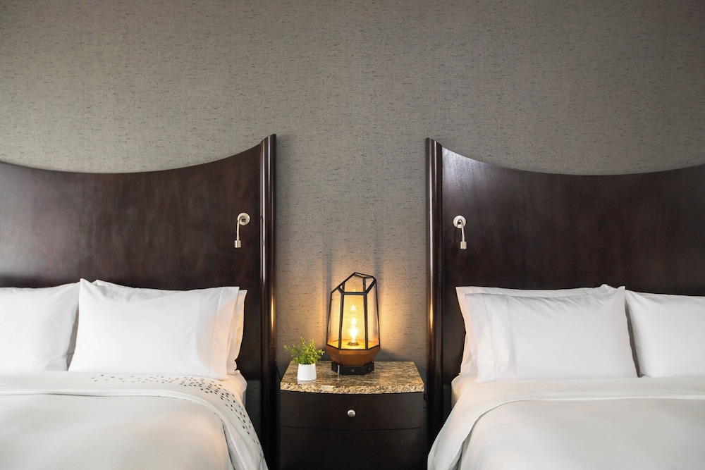 غرفة كلوب بسريرين كوين، Renaissance Raleigh North Hills Hotel 4/9