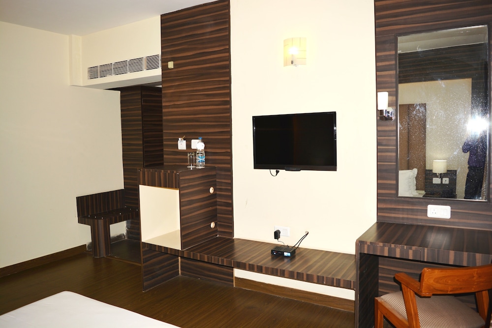 Krrish Clarks Inn 15/16