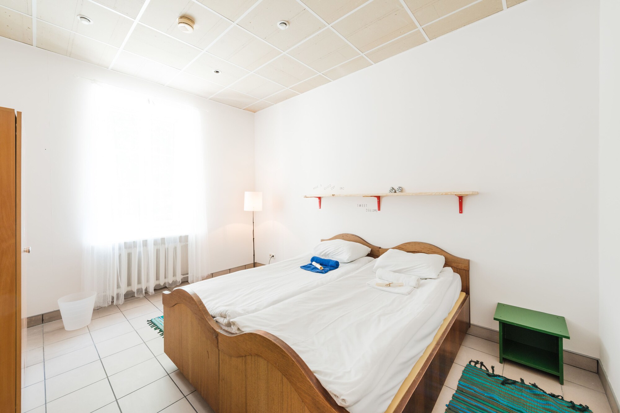 ROOM, SINGLE, SHARED BATHROOM