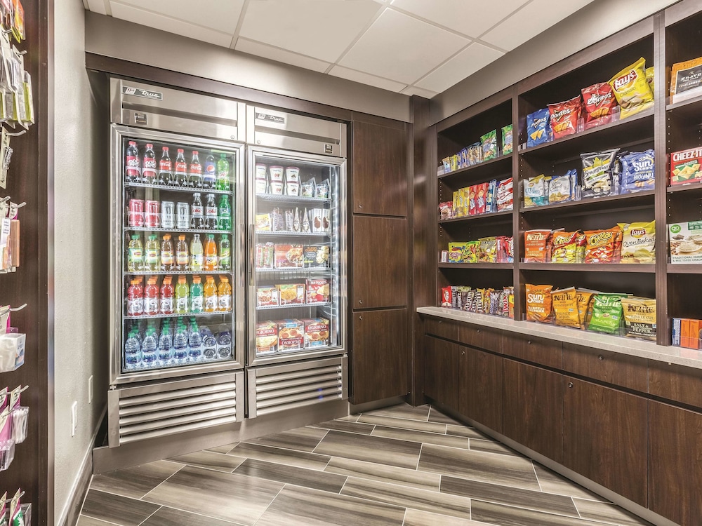 La Quinta Inn & Suites by Wyndham Atlanta Alpharetta 9/37
