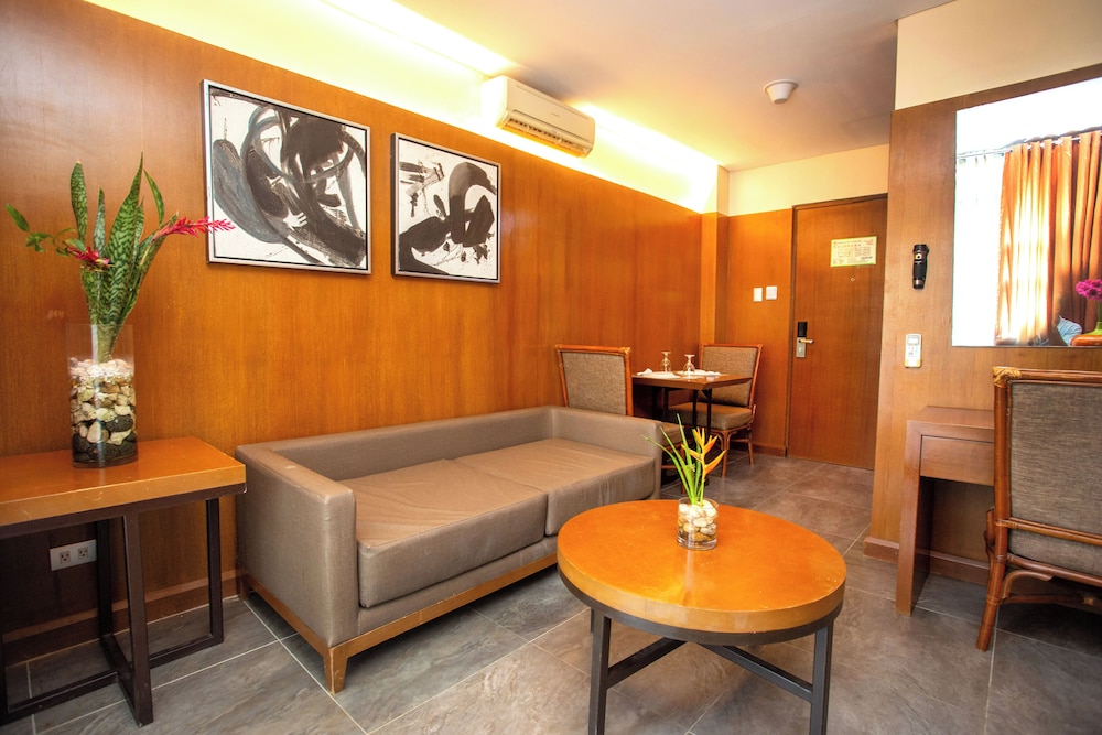 Crown Regency Beach Resort Boracay 57/75
