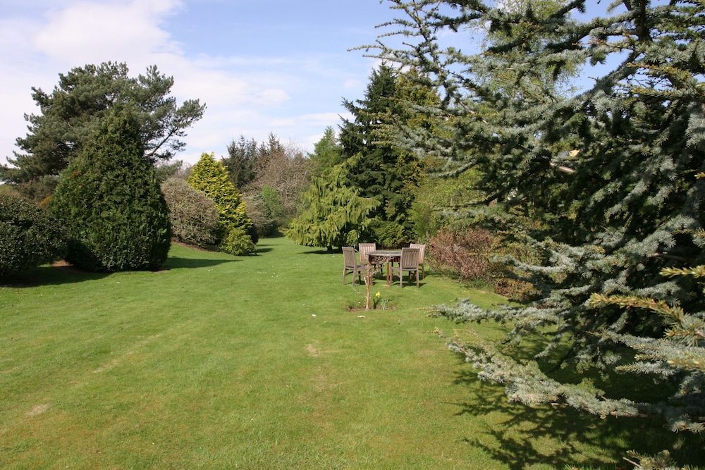Eight Acres Hotel 34/39