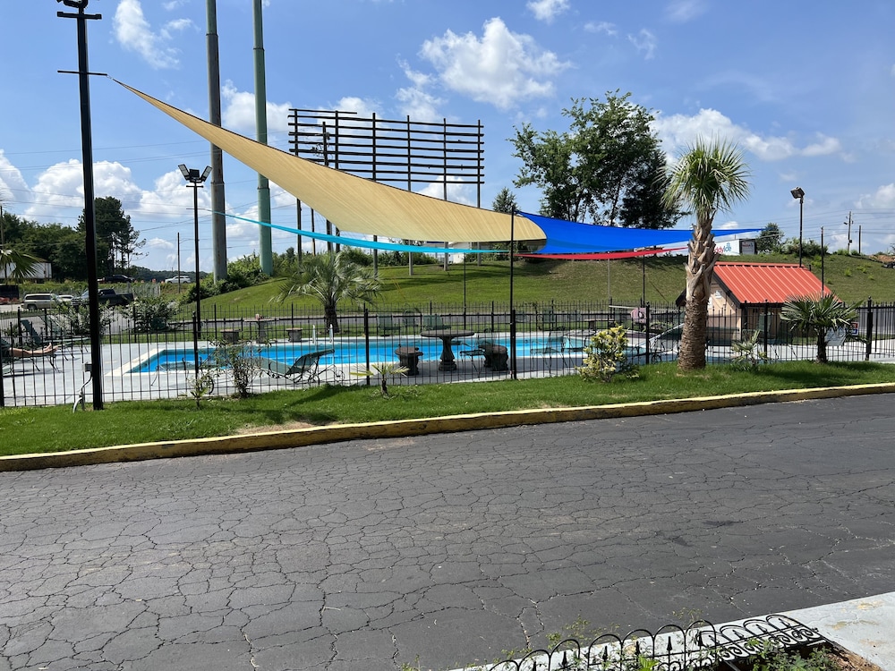 Country Hearth Inn and Suites Cartersville 8/34