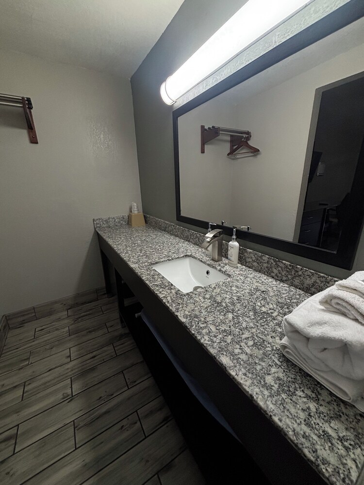 Western Inn Marietta 25/26