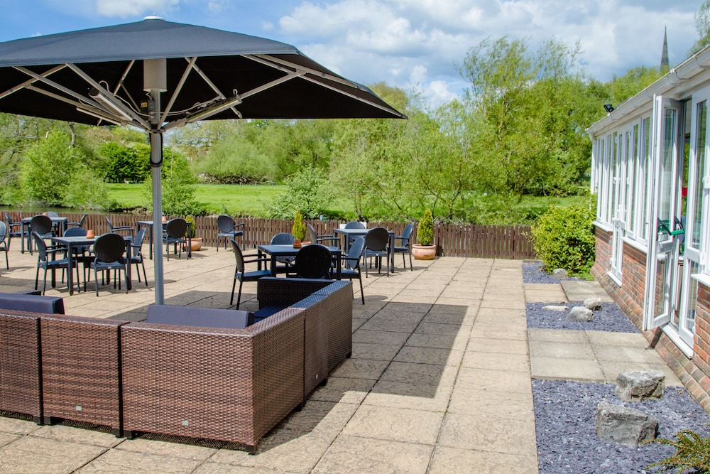 Legacy Rose And Crown Hotel 51/59