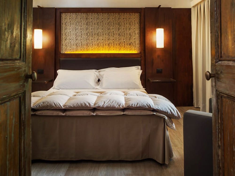 SUITE, TRIPLE, 1 QUEEN AND 1 SINGLE BED