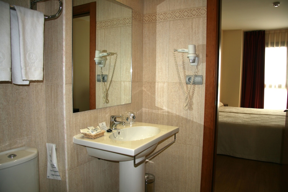 Hotel 44 23/28