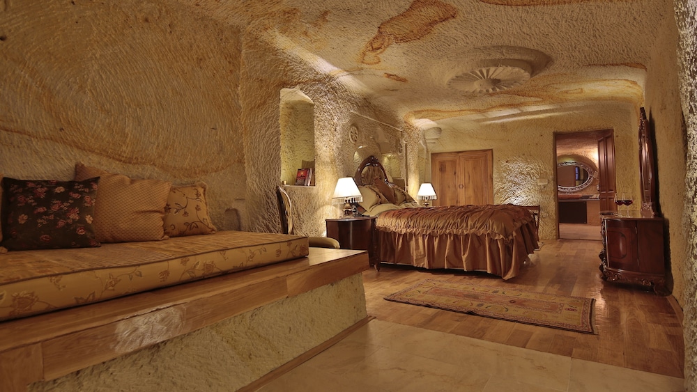 Golden Cave Suites 47/55