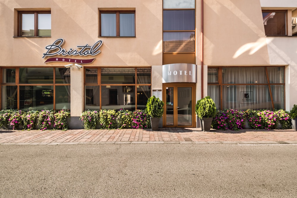 Bristol Hotel 3/52