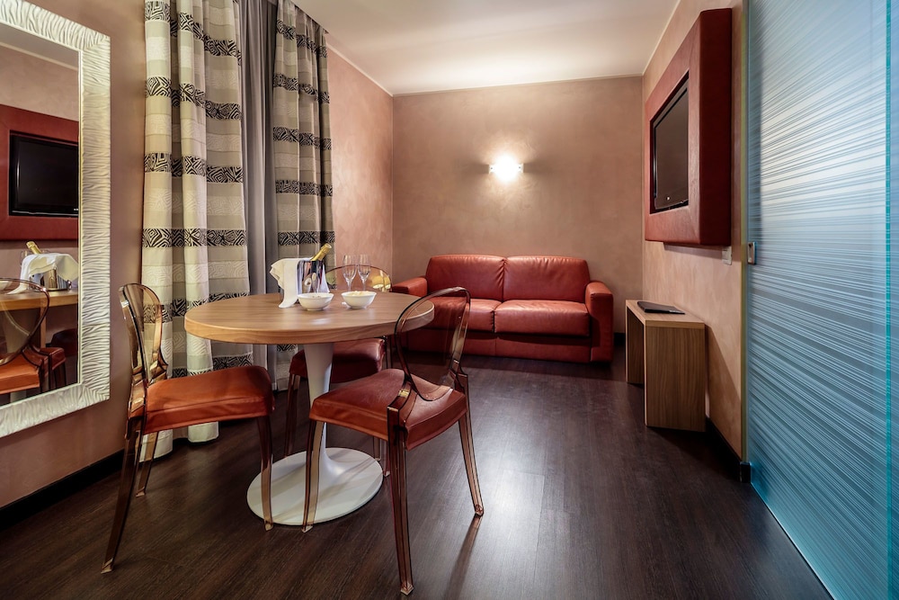 Base To Work Hotel 33/42