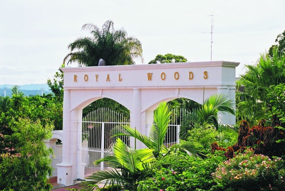 Royal Woods Resort 4/22
