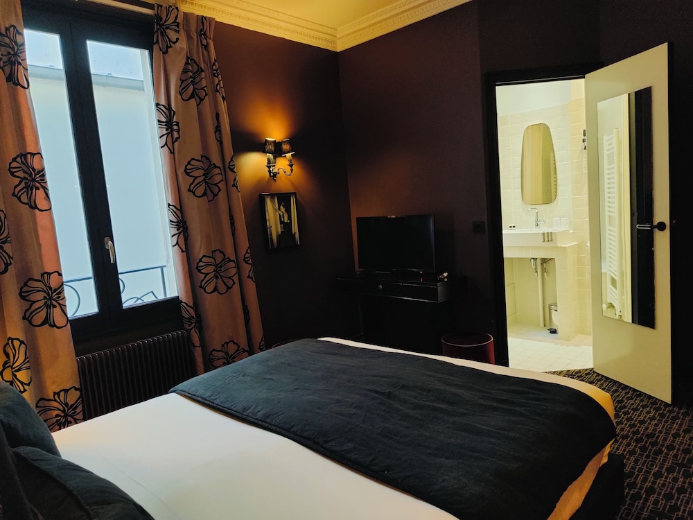 ROOM, TWIN BEDS