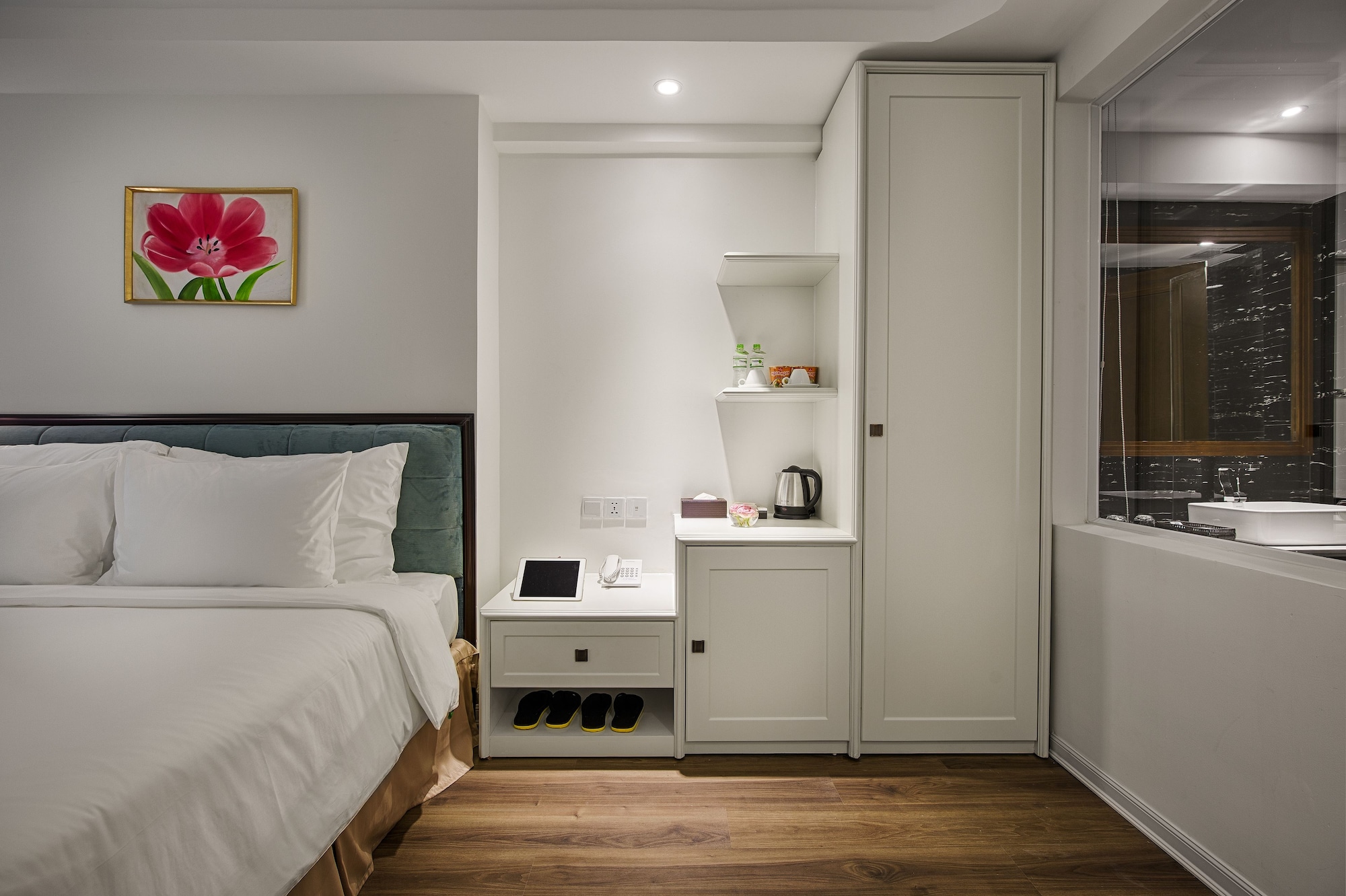 GRAND, DOUBLE BED, PARTIAL OCEAN VIEW