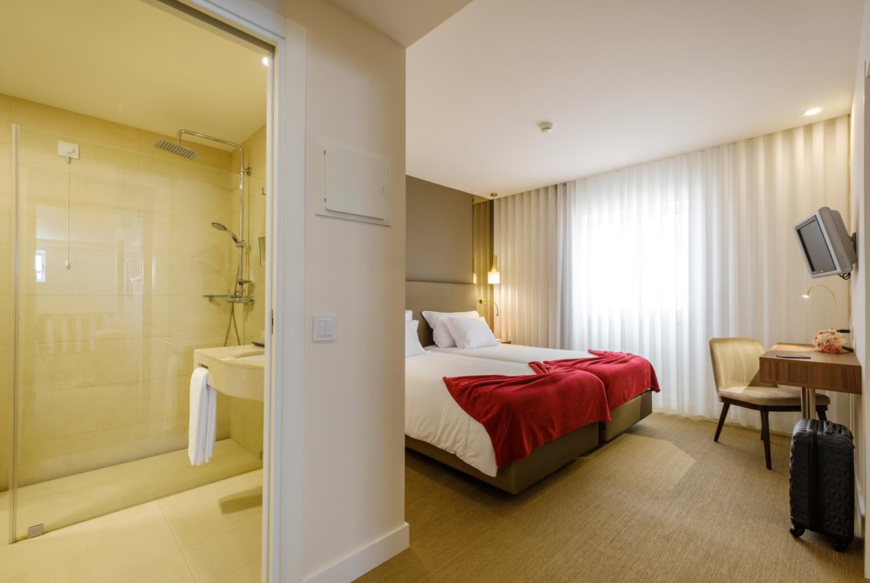 ROOM, SINGLE