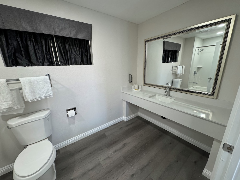 Five Star Inn West Covina 38/42