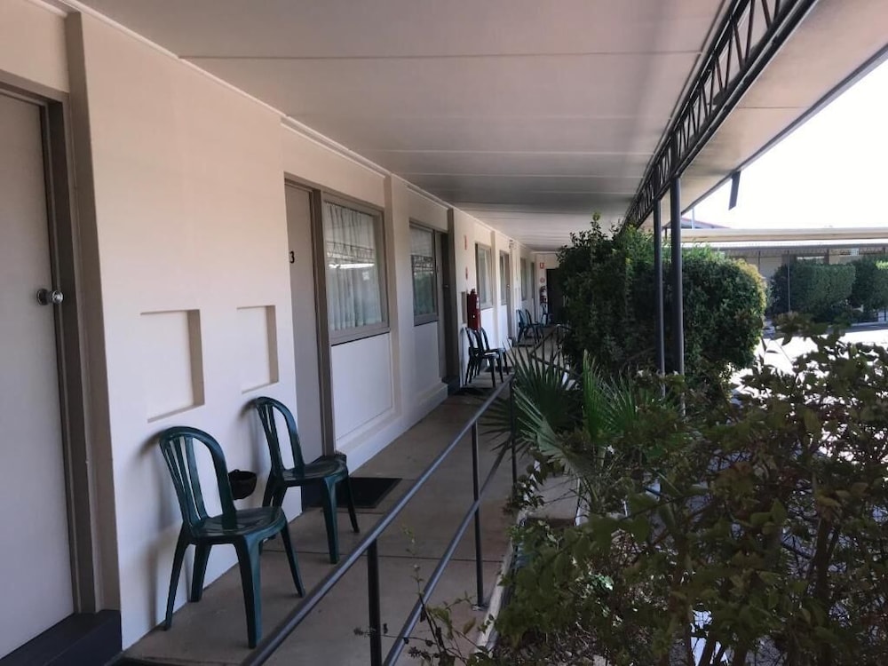 Ben Hall Motor Inn 25/37