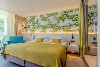 Deluxe, Double Bed, with Pool