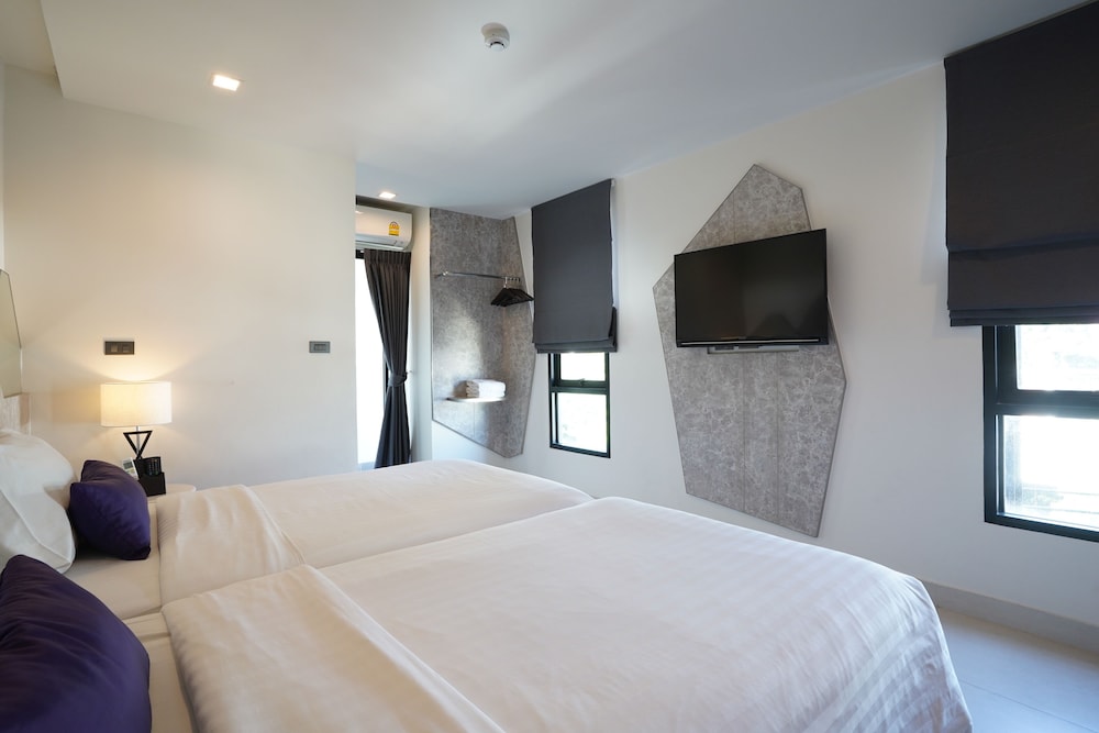 DELUXE, TWIN BEDS
