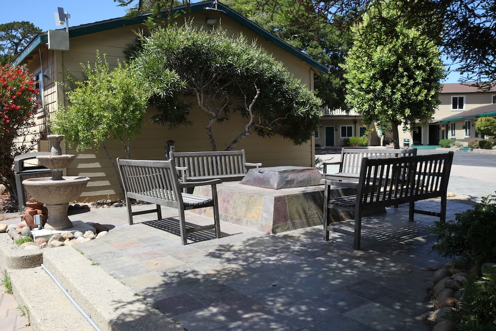 Sea Breeze Inn And Cottages 52/75