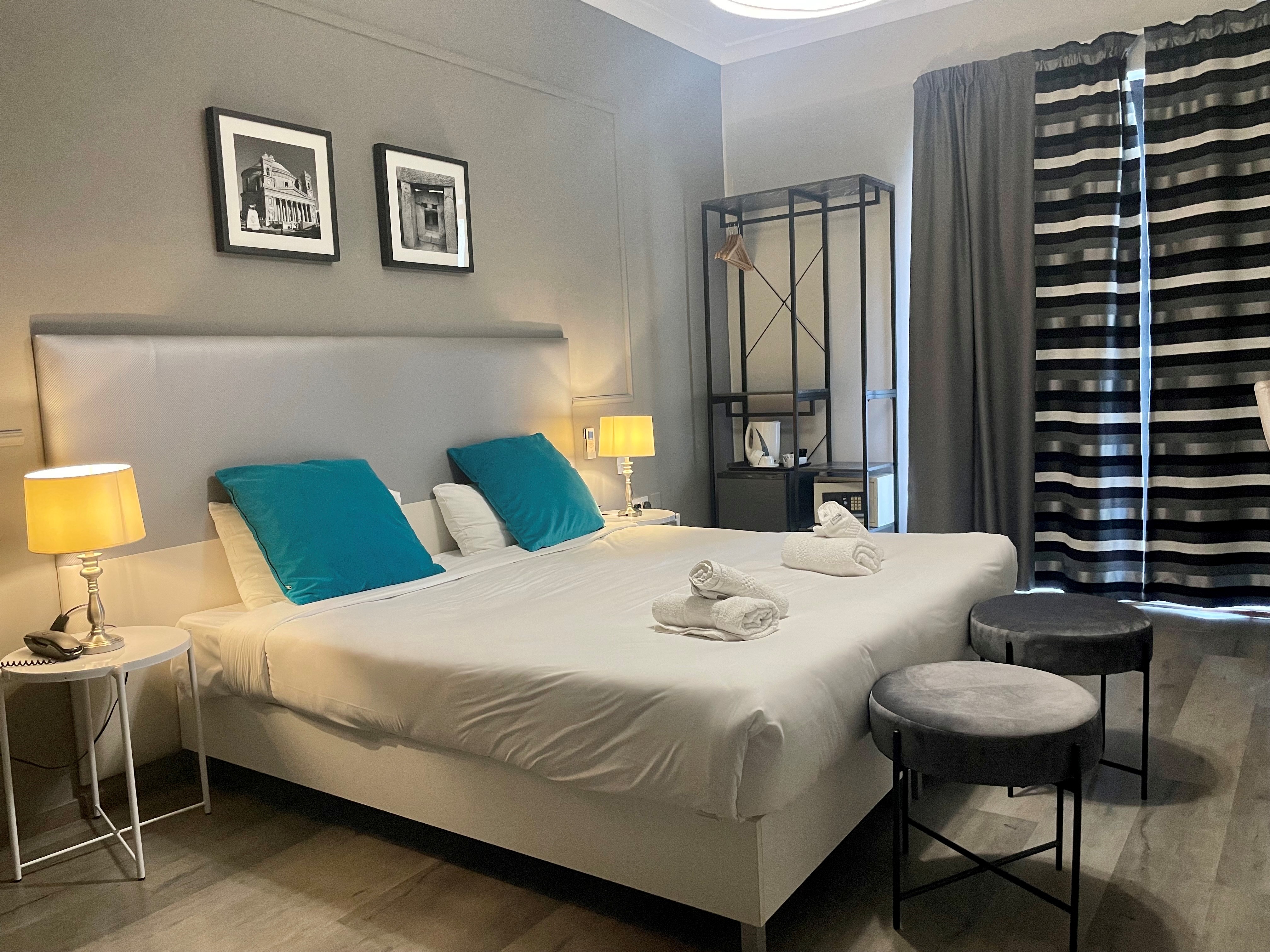 ROOM, TRIPLE, SEA VIEW