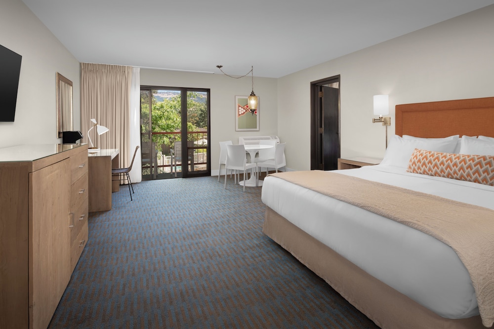 Duo, Family, Suite, King Bed, 1 King and 2 Double Beds