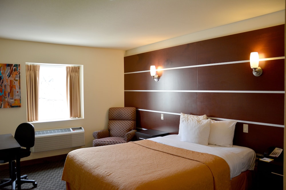 Days Inn Suites By Wyndham Milwaukee 18/40
