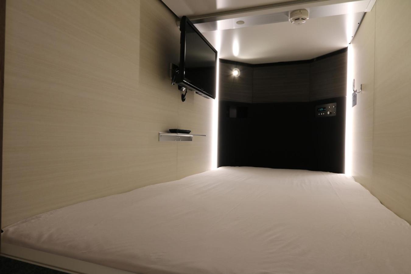 Capsule, Female Only, Moderate, Lower Bunk