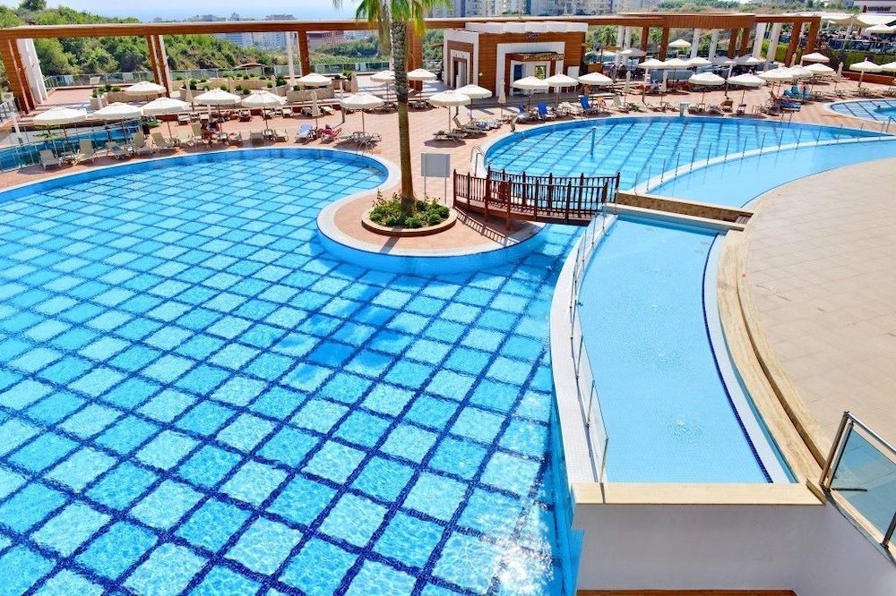 Azura Park Tourism Complex 10/75
