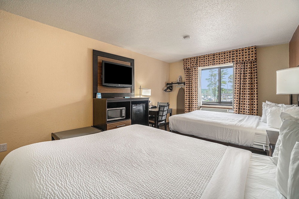 Days Inn Suites By Wyndham Traverse City 17/50