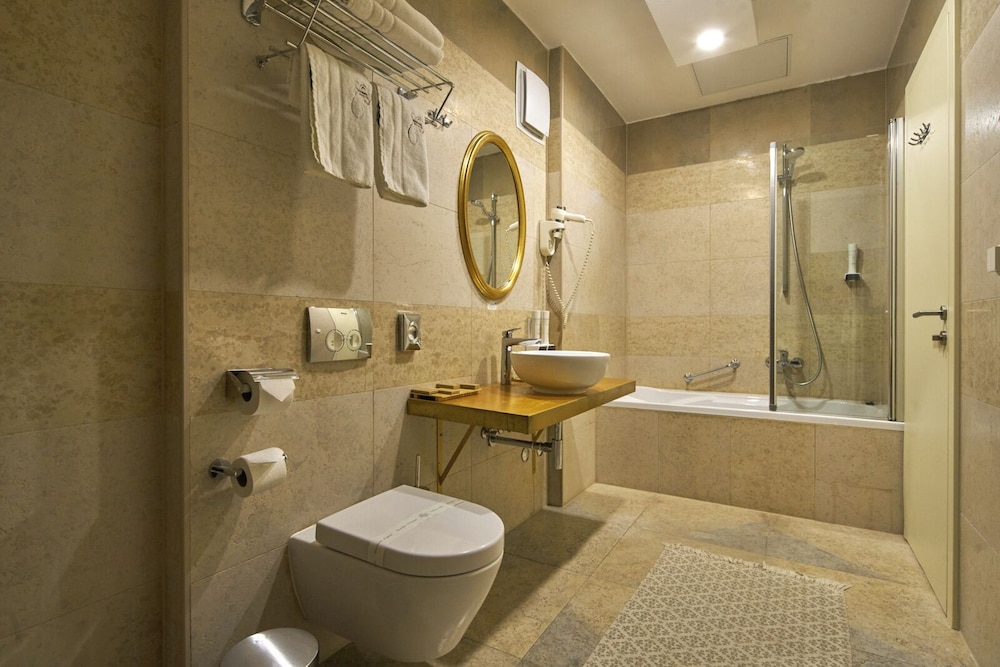 Heritage Hotel Life Palace 75/76