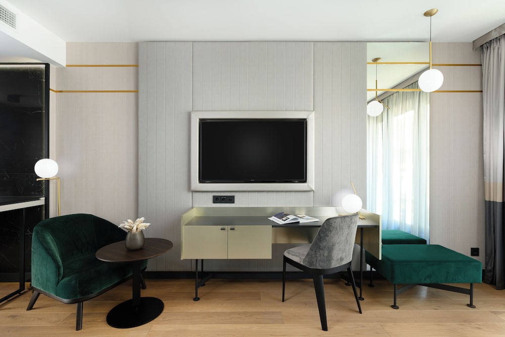 Hotel Emerald & Suites 45/56