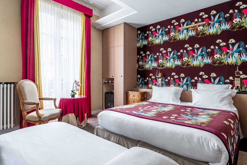 DELUXE, PRIVILEGE, DOUBLE OR TWIN BED, GARDEN AREA