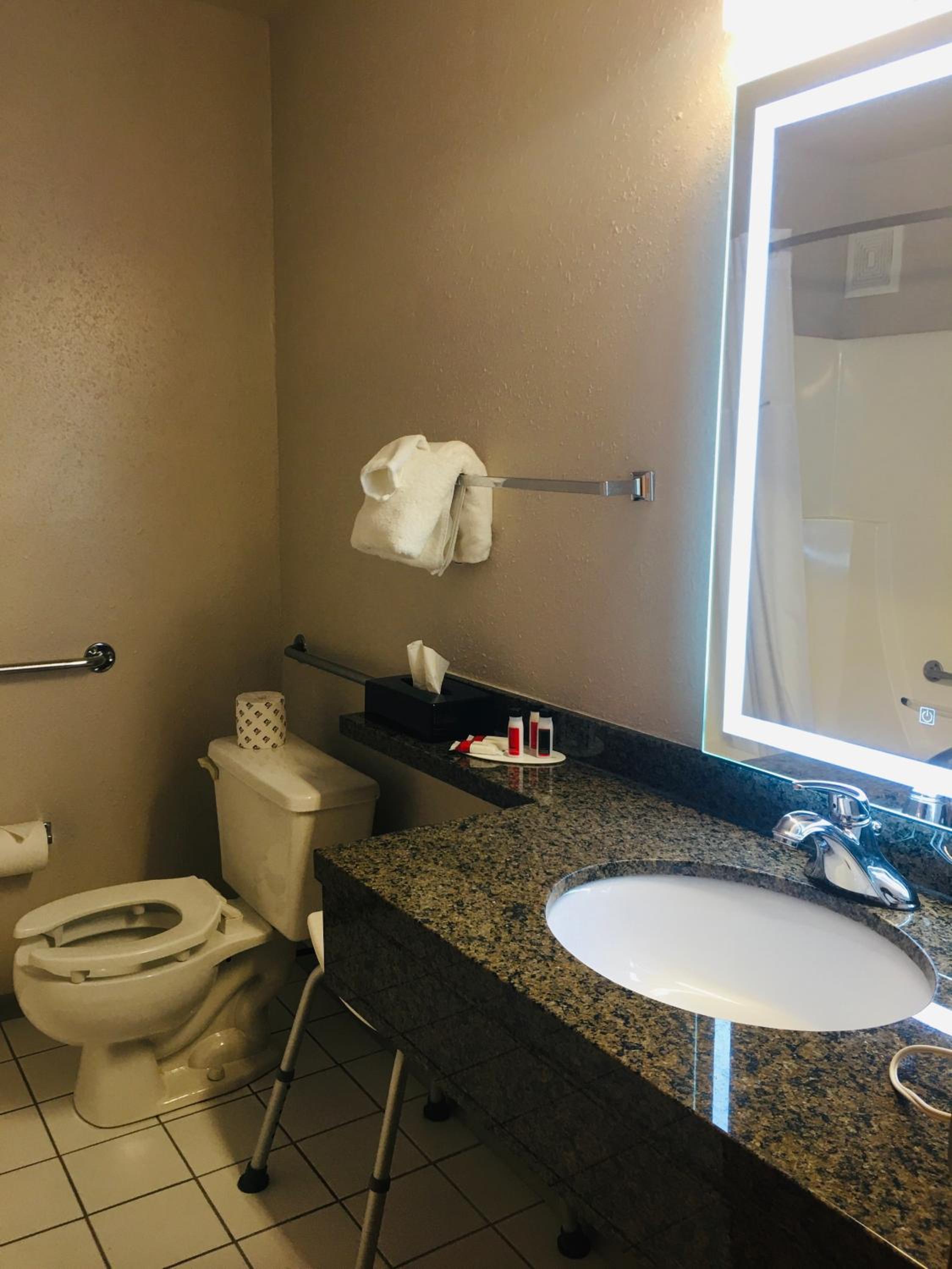 غرفة بسرير كينج وسرير كوين لذوي الإعاقة، Super 8 by Wyndham Swift Current 5/6